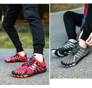 Outdoor lifestyle foto van rode en grijze waterschoenen op een verhard wegdek in park