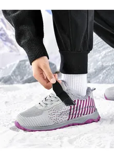 Detailaufnahme grauer Winter-Walkingschuhe mit warmem Fellfutter und lila Akzenten.