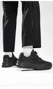 Detalle de zapatos de senderismo negros para hombre con cierre giratorio impermeable