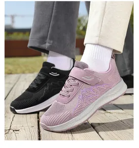 Dettaglio di scarpe da camminata in maglia traspirante con chiusura a strappo regolabile