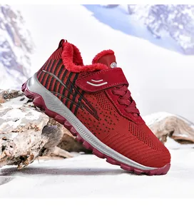 Detailansicht der roten, gefütterten Winter-Wanderschuhe für ältere Damen und Herren