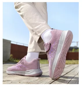 Primo piano di scarpe da camminata in rete traspirante rosa su un ponte di legno