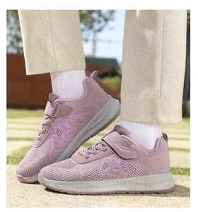 Dettaglio di scarpe da camminata in mesh traspirante viola con velcro all'aperto