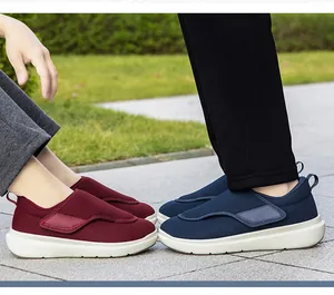Primo piano di scarpe da camminata in mesh traspirante con chiusura a velcro colorate.
