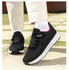 Dettaglio delle scarpe da passeggio in flyknit nero leggero e traspirante con chiusura a strappo