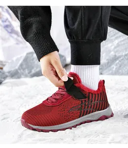 Detail eines roten, gefütterten Winter-Walkingschuhs mit Klettverschluss.