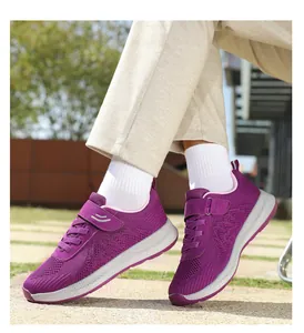 Primo piano di scarpe da camminata in mesh viola traspirante e leggero su modello all'aperto