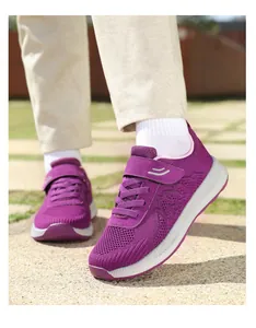 Dettaglio delle scarpe da camminata Flyknit viola con tomaia in mesh e cinturino.