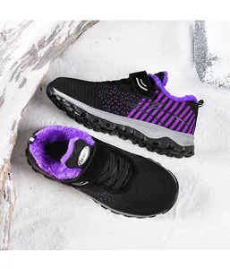 Detailansicht der schwarz-violetten, fleecegefütterten Winter-Wanderschuhe aus Mesh-Gewebe