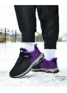 Detail des lilafarbenen Fly-Knit-Walkingschuhs mit warmem Fleecefutter im Schnee