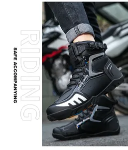 Detaillierte Seitenansicht langlebiger schwarzer Motorradstiefel mit Schutzpolsterung
