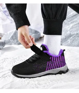 Detail von Winter-Walkingschuhen mit lila Fleecefutter und verstellbarem Klett