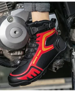 Detailansicht eines schwarzen und roten Motorradstiefels mit Schaltschutz und hohem Schaft