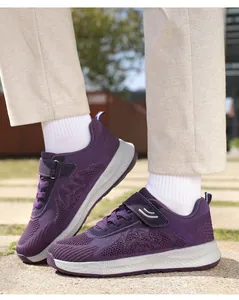 Vista dettagliata delle scarpe da camminata in rete viola traspirante per anziani