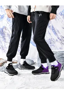 Detailansicht der warmen gefütterten Fly-Knit Walkingschuhe für den winterlichen Außeneinsatz