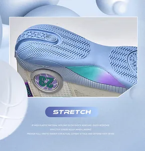 Gros plan sur la semelle extérieure bleu clair et le matériau tech de la chaussure