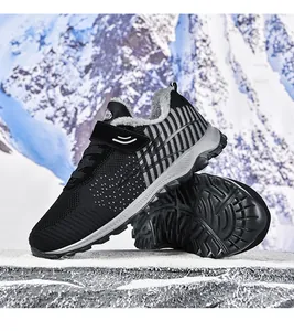 Nahaufnahme schwarzer Winter-Walkingschuhe mit dickem grauem Fleecefutter und rutschfester Sohle