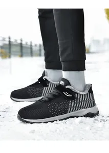 Detailansicht warmer Winterschuhe mit grauem Fellfutter und Flyknit-Obermaterial