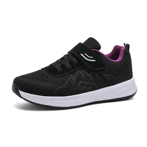 Scarpe da camminata in rete fly-knit traspiranti per uomo e donna in nero e bianco