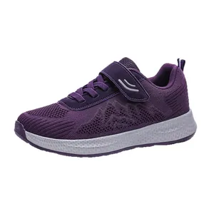 Scarpe da camminata in maglia viola traspirante con chiusura a strappo leggera.