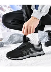 Seitenansicht der warmen Winterschuhe mit Fleece-Futter und gestreiftem Strick-Obermaterial