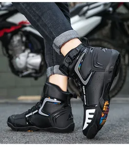 Detailansicht schwarzer Motorradstiefel mit Drehverschluss und Schaltschutz für Herren.