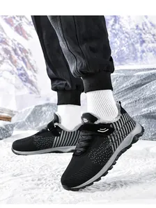 Detailansicht eines schwarzen Fly-Knit-Winterschuhs mit warmem grauem Pelzfutter
