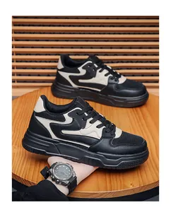 Primer plano de zapatillas de skate retro para hombre en cuero negro y beige con malla