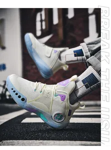 Vue détaillée des chaussures de basket montantes avec tige en mesh et touches violettes