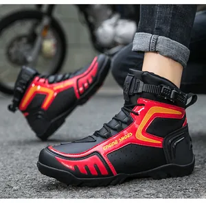 Detailansicht der schwarzen und roten Motorradstiefel mit Schnallenverschluss.
