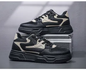 Vista lateral detallada de zapatillas de skate retro en negro y beige para hombre