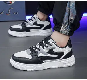 Vista detallada de zapatillas retro para hombre con paneles de cuero blanco y negro