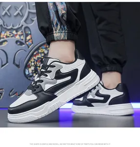 Primer plano de zapatillas de skate de cuero blanco y negro para hombre con pantalón deportivo