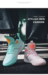 Gros plan de chaussures de basket dépareillées cyan et rose avec bride velcro.