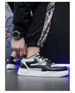 Primer plano de elegantes zapatillas retro para hombre en blanco y negro con pantalones