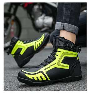 Detailaufnahme professioneller High-Top-Motorradstiefel mit auffälligen neongelben Akzenten