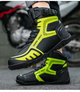 Nahaufnahme der schwarzen und neongelben Motorradstiefel aus Leder im High-Top-Design