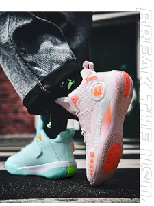 Vue détaillée des chaussures de basket en maille respirante au design rose et bleu