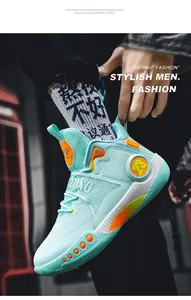 Détail de chaussures de basket en maille vert menthe avec velcro et accents orange vif