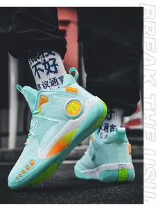 Gros plan sur des chaussures de basket vert menthe avec tige en maille et style athlétique