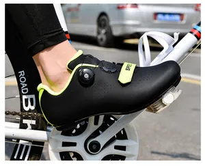 Detalle de zapatillas de ciclismo profesionales de cuero negro con cierre giratorio