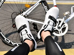 Vista detallada de zapatillas de ciclismo blancas con cierre rotativo y correas SPEED en bici