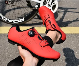 Primer plano de zapatillas rojas de ciclismo con hebilla giratoria y correa Speed