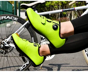 Zapatillas de ciclismo verde neón con hebilla giratoria en un entorno de carretera.