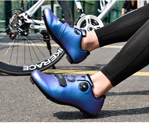 Vista detallada de zapatillas de ciclismo degradadas con cierre rotativo y tira SPEED