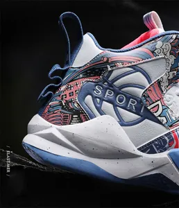 Dettaglio laterale di scarpe da basket high-top con motivo grafico a onde blu