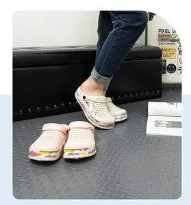 Bequeme atmungsaktive Gartenschuhe für Herren und Damen mit bunter Camouflage-Sohle