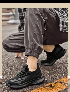 Nahaufnahme von schwarzen Mesh-Herren-Laufschuhen mit dicken Sohlen für den Streetstyle