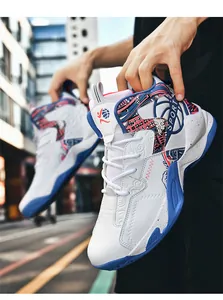 Primo piano di scarpe da basket alte con vivaci stampe grafiche blu e rosse