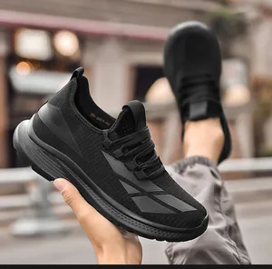 Nahaufnahme von schwarzen atmungsaktiven Herren-Laufschuhen mit Mesh-Obermaterial